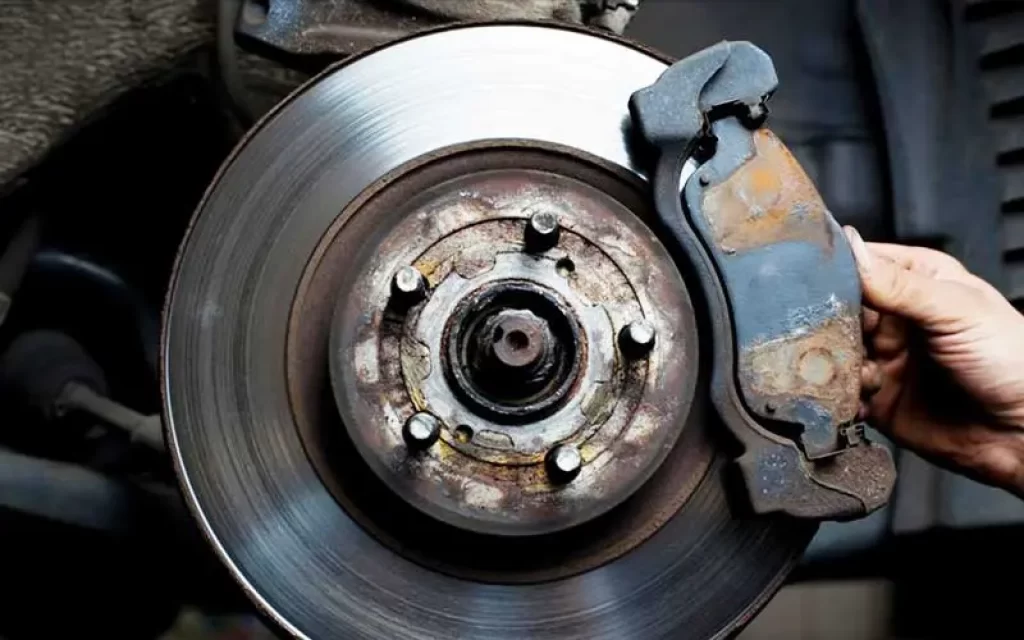 8 signs of wear & tear on brakes